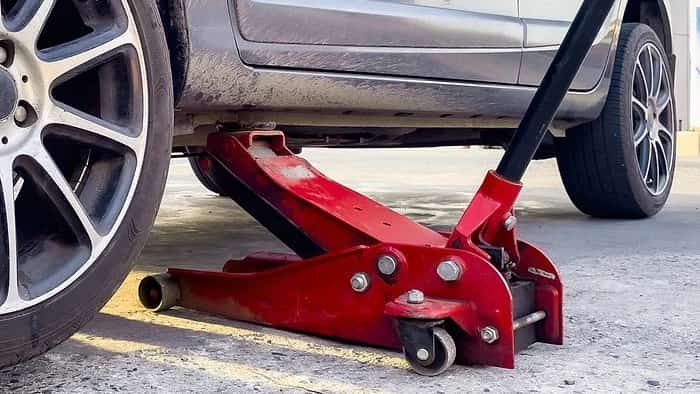 Tire repairman killed after dump truck jack slips