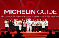 AND the winners are: (From left) Chefs Jordy Navarra (Toyo Eatery); Nicco Santos and Quenee Vilar (Celera); José Luis “Chele” González and Rodrigo Osorio (Asador Alfonso); Thirdy Dolatre (Hapag); Aaron Isip (Kása Palma); Josh Boutwood (Helm); MICHELIN MAN MASCOT; Carlos Villaflor (Gallery by Chele); John Kevin Navoa (Hapag); Don Patrick Baldosano (Linamnam); JP Cruz (Inatô); Kevin Jonathan Uy and Gabriel “Gato” Ong (FLOW).
