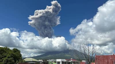 Mayon erupts, Albay orders preemptive evac