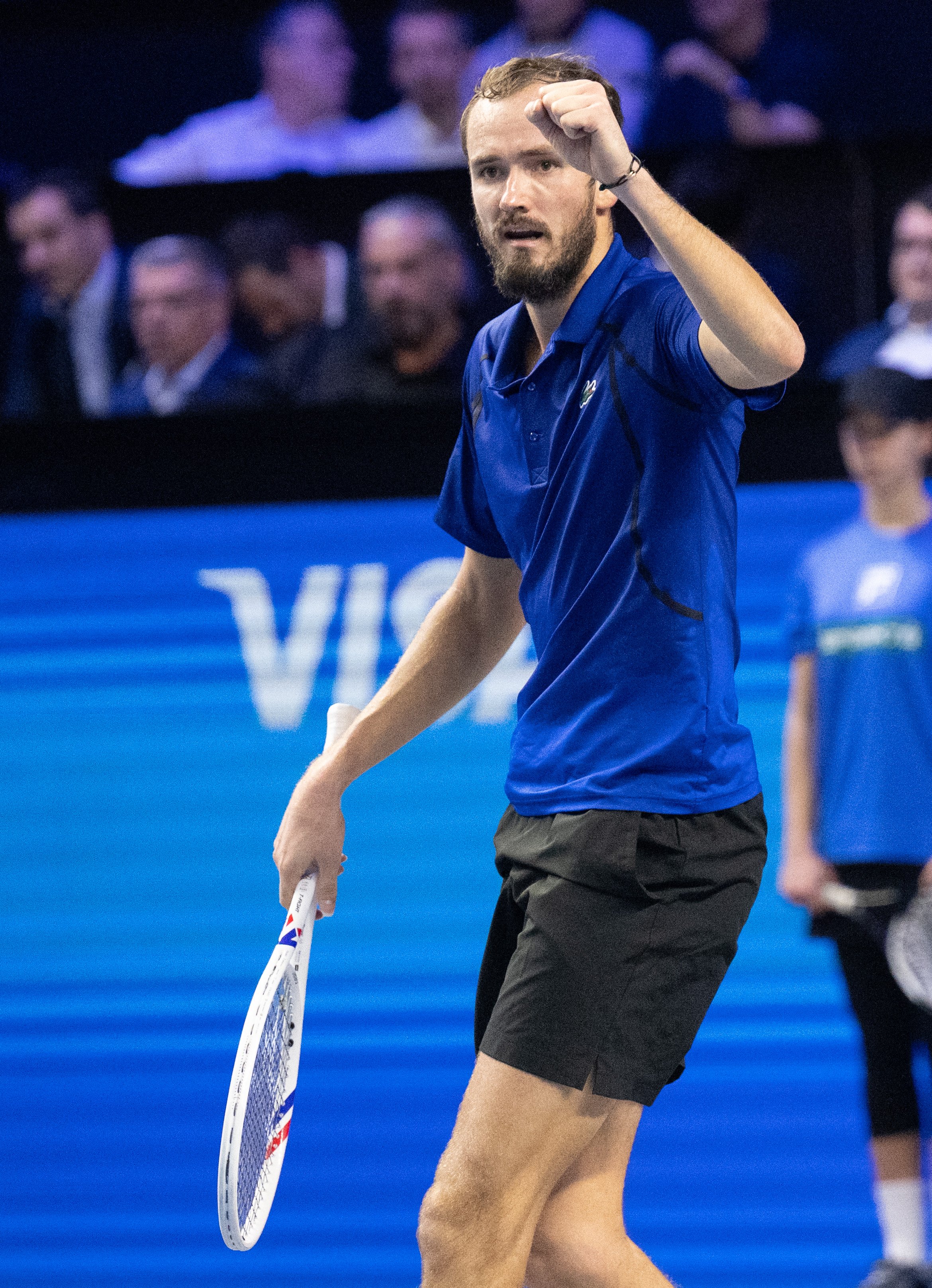 Medvedev storms into Vienna semis