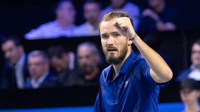Medvedev storms into Vienna semis