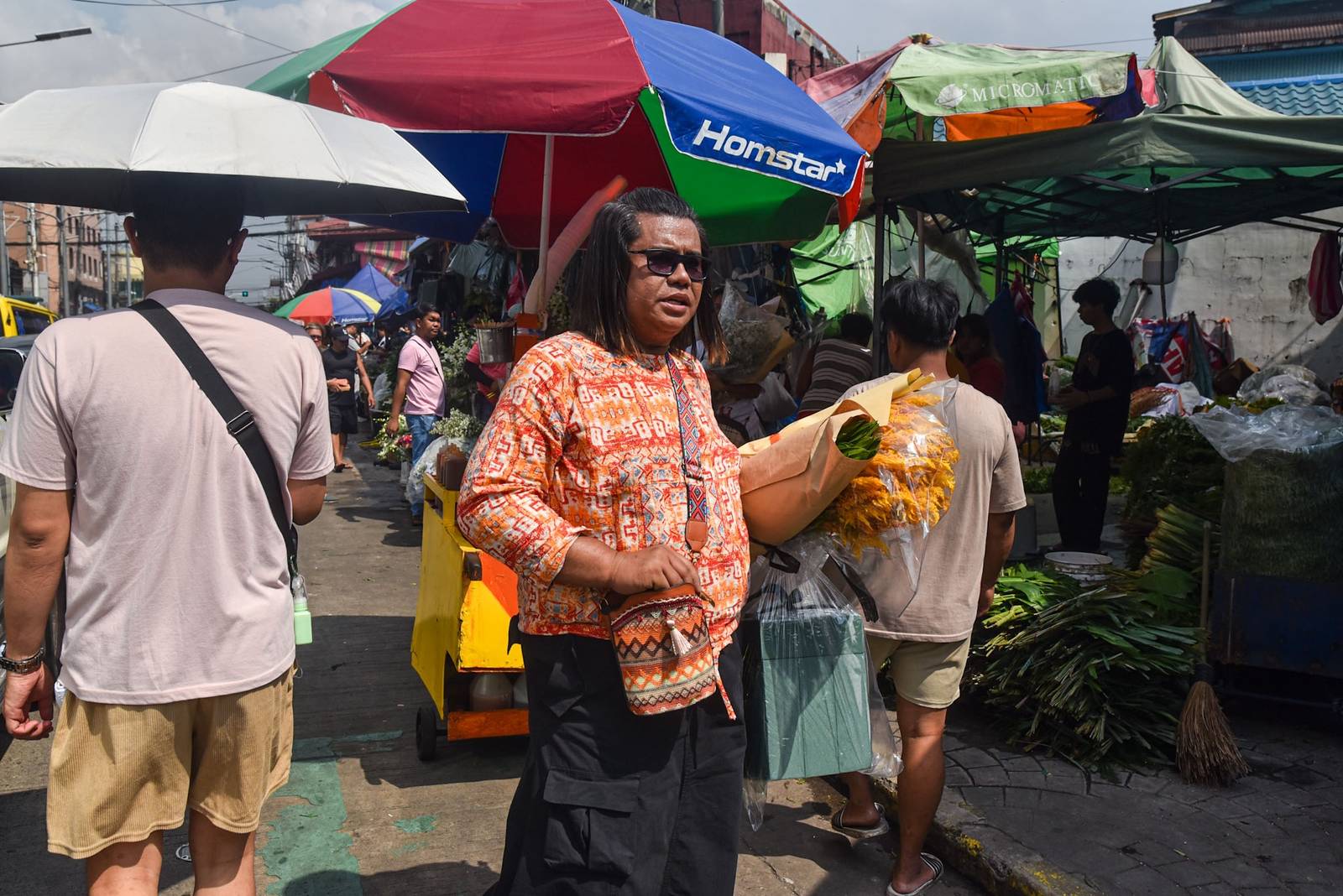 Families shop for flowers at Dangwa Flower Market in Manila as they prepare to honor and remember their departed loved ones ahead of Undas observance, October 31. l Zedrich Xylak Madrid