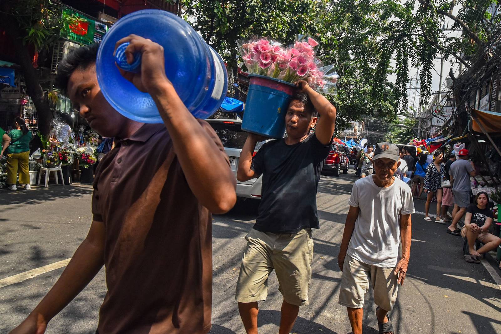 Families shop for flowers at Dangwa Flower Market in Manila as they prepare to honor and remember their departed loved ones ahead of Undas observance, October 31. l Zedrich Xylak Madrid