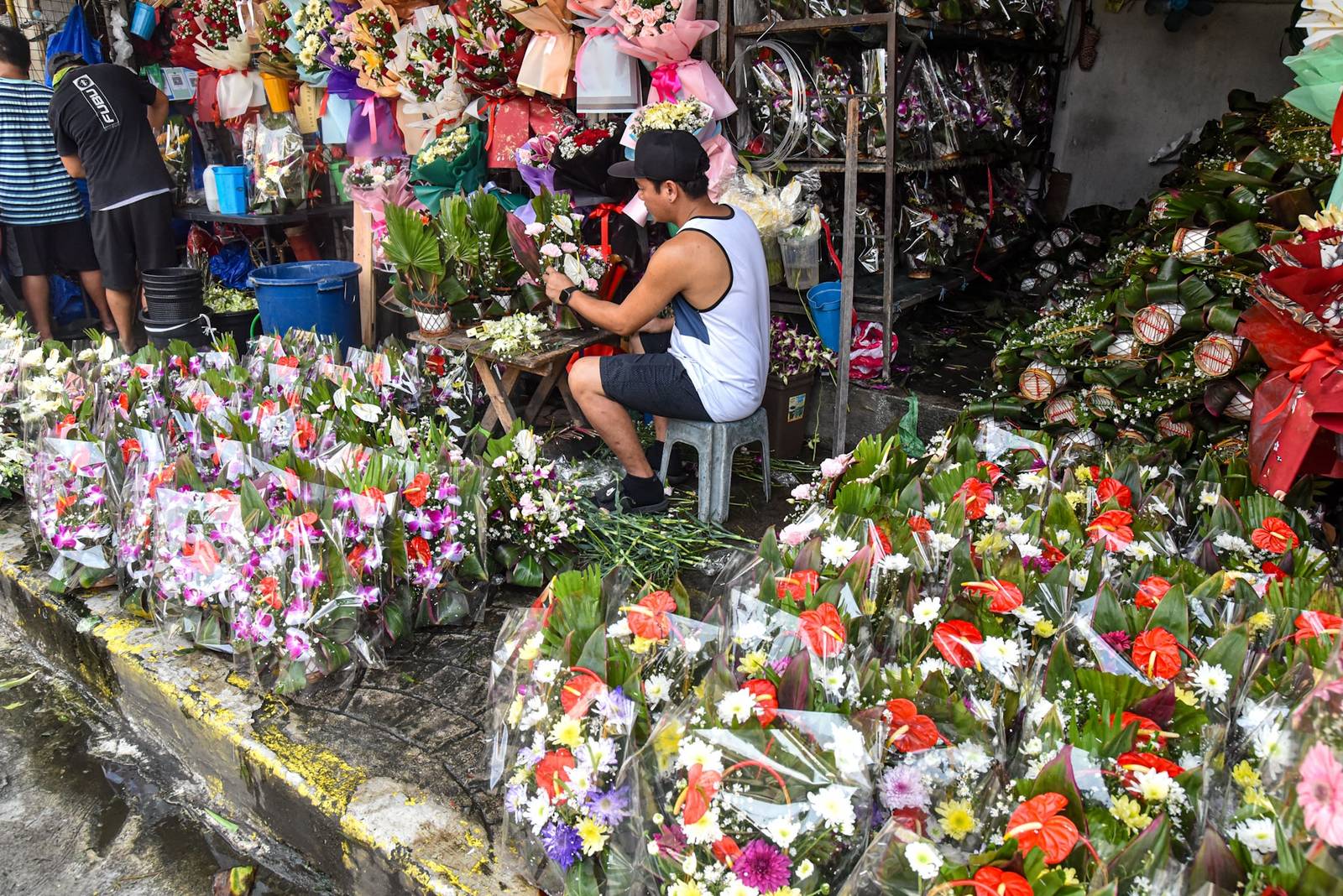 Families shop for flowers at Dangwa Flower Market in Manila as they prepare to honor and remember their departed loved ones ahead of Undas observance, October 31. l Zedrich Xylak Madrid