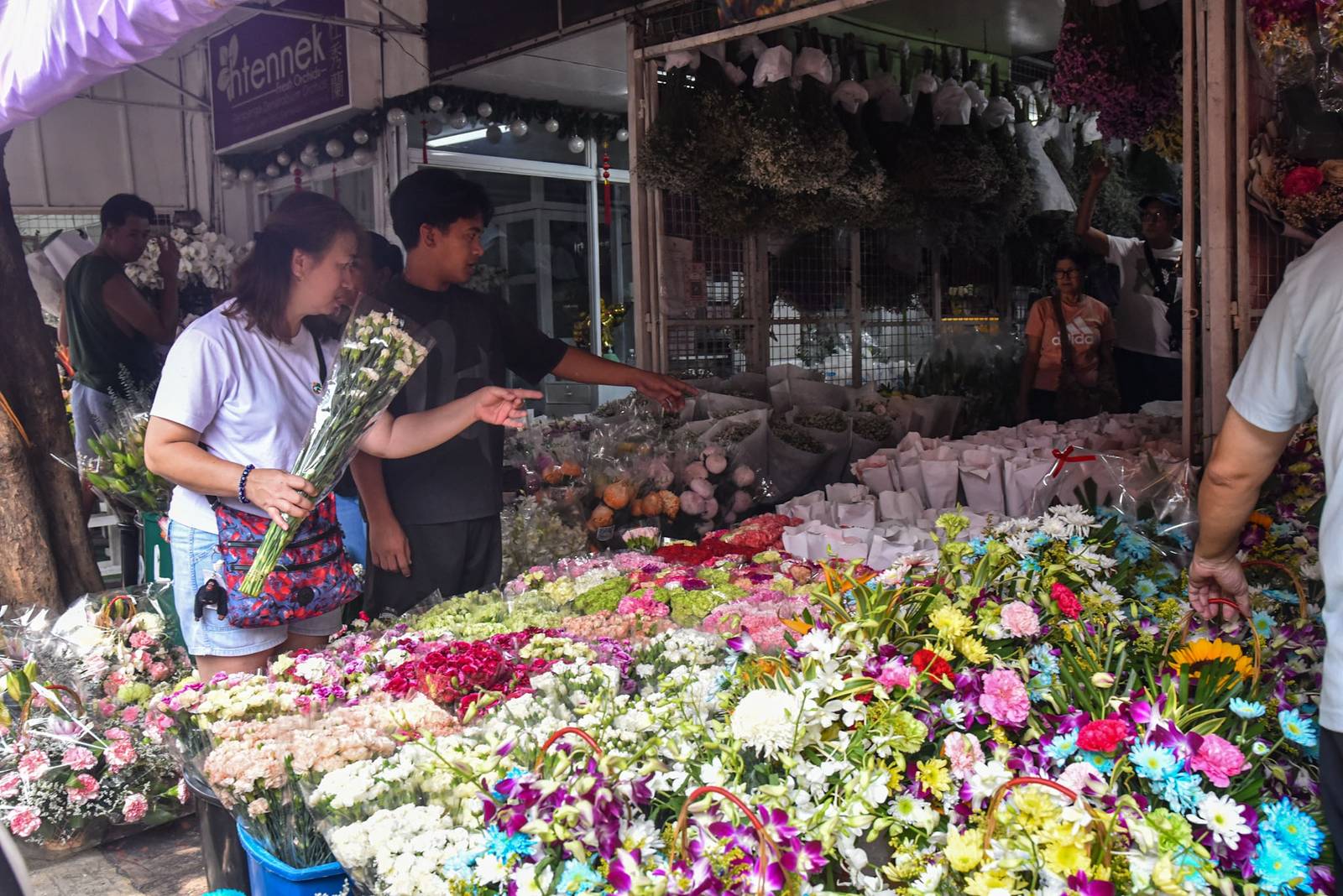 Families shop for flowers at Dangwa Flower Market in Manila as they prepare to honor and remember their departed loved ones ahead of Undas observance, October 31. l Zedrich Xylak Madrid