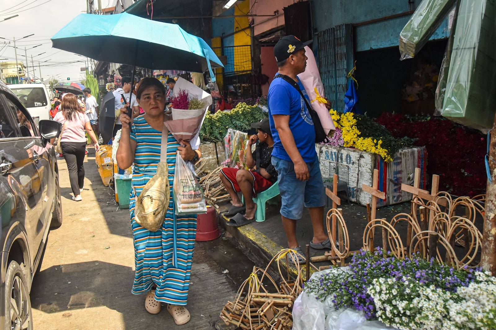 Families shop for flowers at Dangwa Flower Market in Manila as they prepare to honor and remember their departed loved ones ahead of Undas observance, October 31. l Zedrich Xylak Madrid