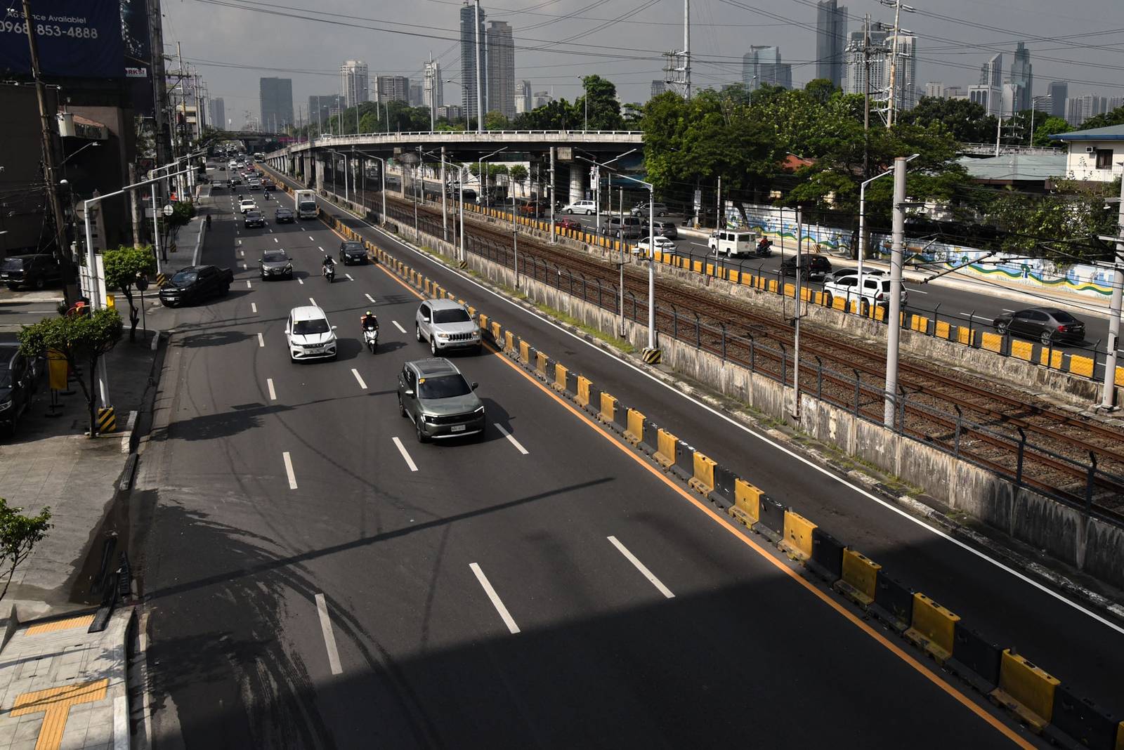 Light traffic is observed along EDSA as the travellers head to provinces for the Undas holiday on October 31. l Zedrich Xylak Madrid