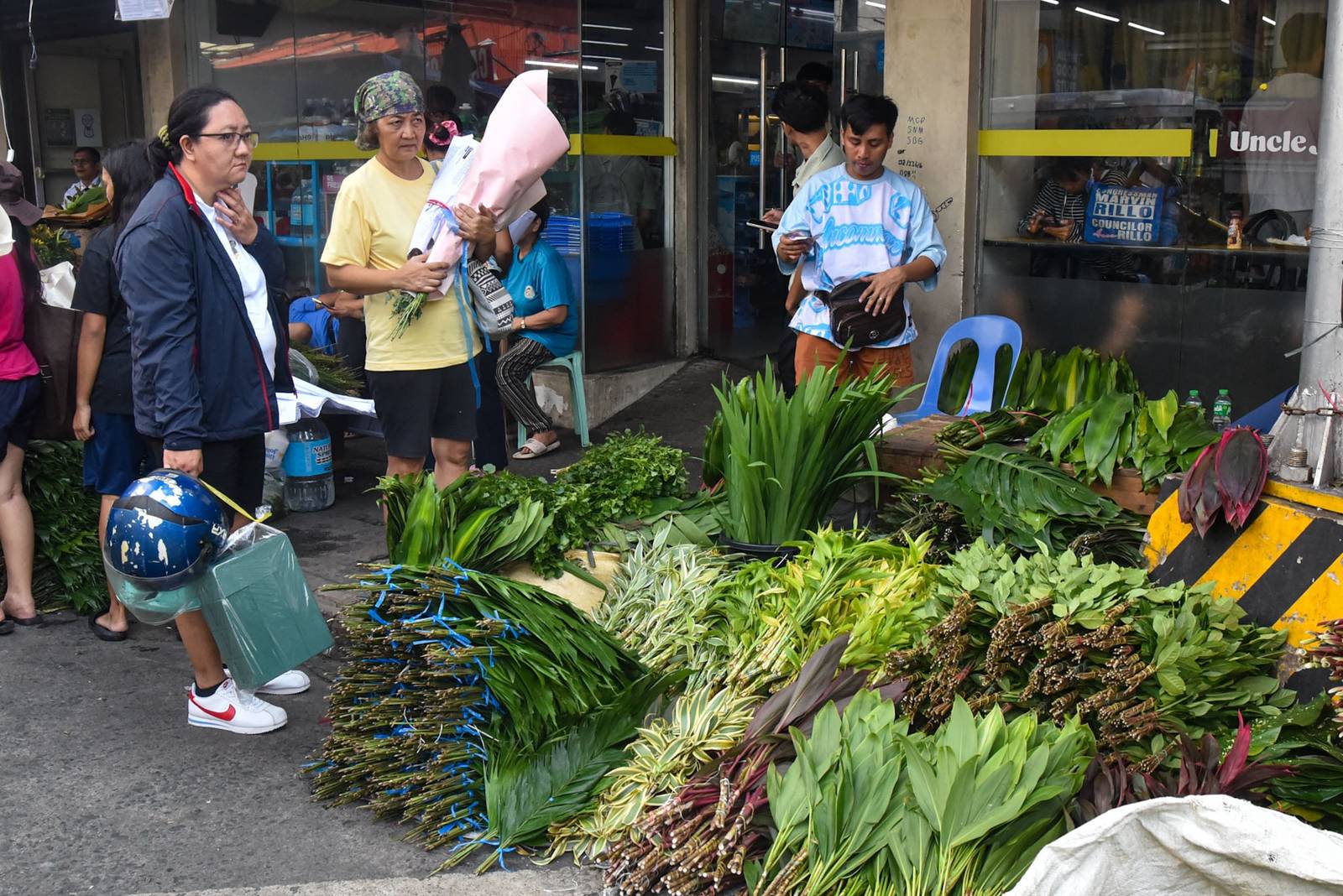 Families shop for flowers at Dangwa Flower Market in Manila as they prepare to honor and remember their departed loved ones ahead of Undas observance, October 31. l Zedrich Xylak Madrid