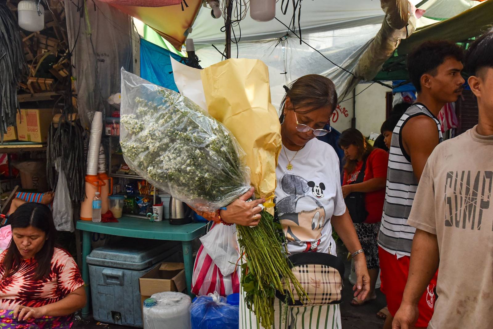 Families shop for flowers at Dangwa Flower Market in Manila as they prepare to honor and remember their departed loved ones ahead of Undas observance, October 31. l Zedrich Xylak Madrid