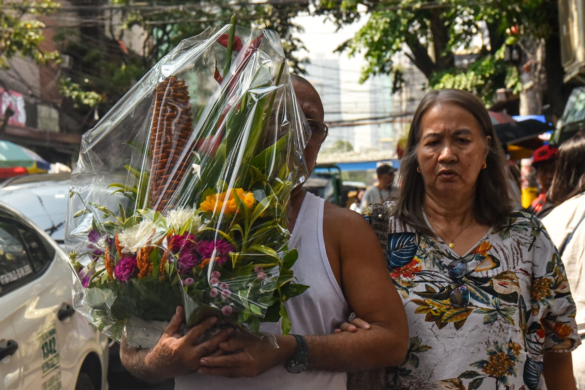 Flower buying picks up at Dangwa ahead of Undas