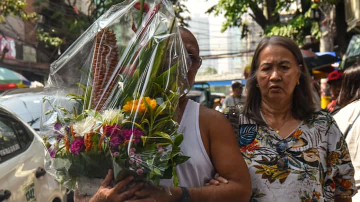 Families shop for flowers at Dangwa Flower Market in Manila as they prepare to honor and remember their departed loved ones ahead of Undas observance, October 31. l Zedrich Xylak Madrid