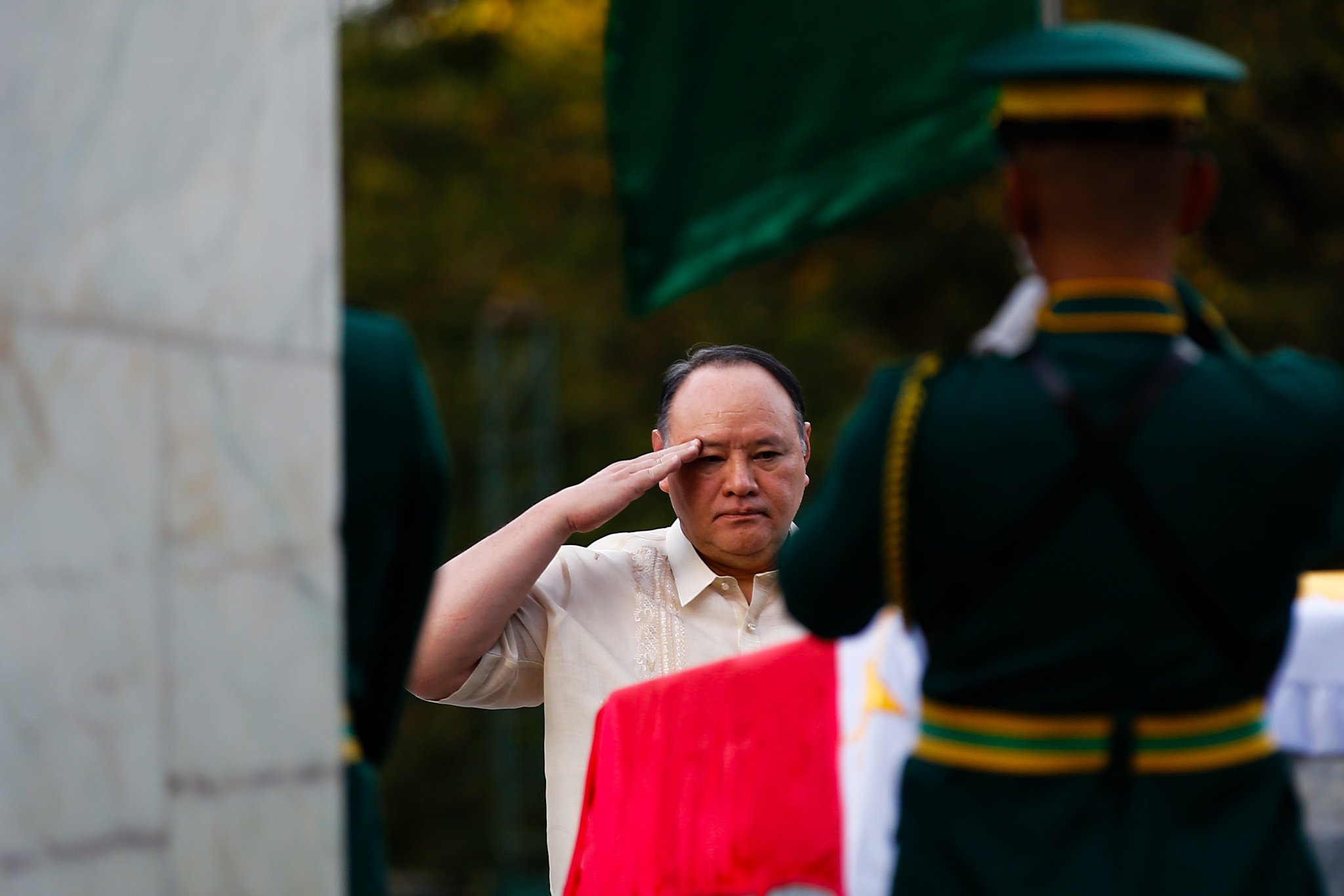 Secretary of National Defense honors unknown soldiers