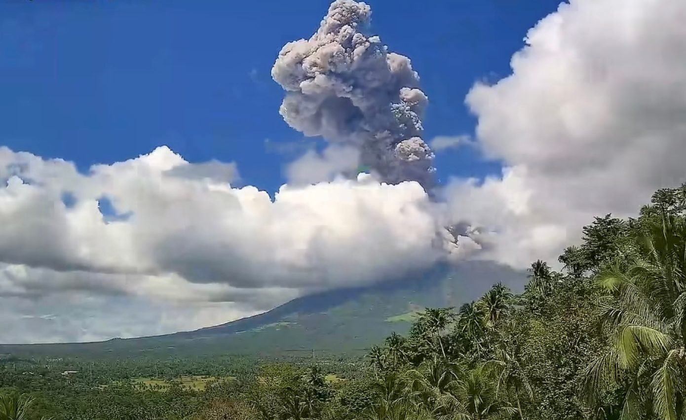 Mayon still restive, 2-K residents flee