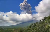 Mayon still restive, 2-K residents flee