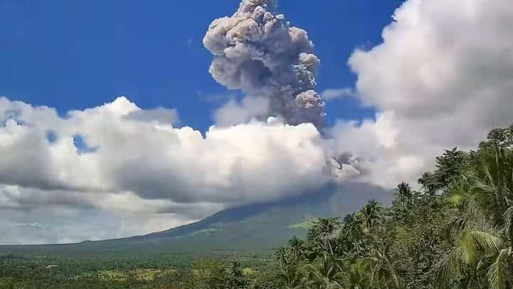 Mayon still restive, 2-K residents flee