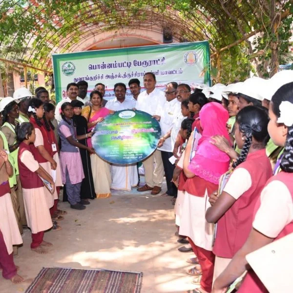`இயற்கையை பயமுறுத்தும் நெகிழி!’ - துப்புரவுப் பணியாளர்களைப் பெருமைப்படுத்தும் பாடல்