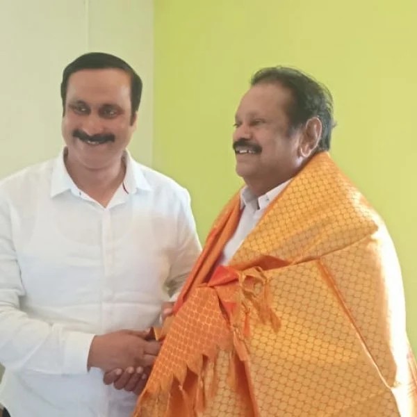 தி.மு.க முன்னாள் அமைச்சர் முல்லைவேந்தனிடம் ஆதரவு கேட்ட அன்புமணி! - தருமபுரி தேர்தல் களத்தில் திடீர் திருப்பம்