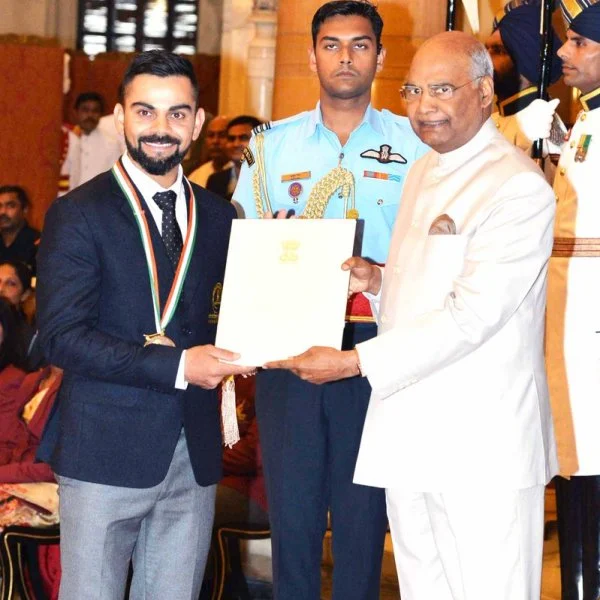 விராட் கோலிக்கு கேல்ரத்னா விருது வழங்கிக் கௌரவித்த ஜனாதிபதி!