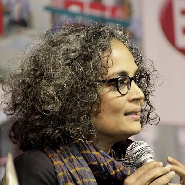 “நம் குழந்தைகளுக்கு முட்டாள்தனத்தைதான் கற்பிக்கிறார்கள்!” அருந்ததி ராய் ஆவேசம் #KeralaLiteratureFestival