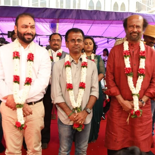 ரஜினி-முருகதாஸ் 'தர்பார்' பட பூஜை ஸ்டில்ஸ்