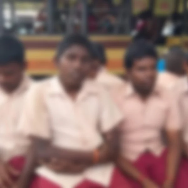 `பசிக்குது, ஒரு பிஸ்கட் பாக்கெட் கிடைக்குமா சார்?!' - கலங்கடித்த மாற்றுத்திறனாளி மாணவியின் குரல்