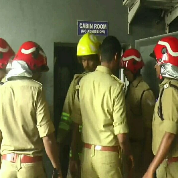 படம் ஓடிக்கொண்டிருக்கும்போதே தீப்பிடித்து எரிந்த புரஜக்டர்! - கன்னியாகுமரி திரையரங்கில் பரபரப்பு