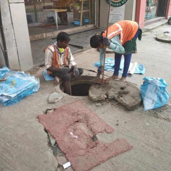 ''வயித்துப் பொழப்பு இதைச் செய்றோம்!'' - கழிவு நீர் கால்வாயை சுத்தம் செய்யும் பெண்கள்