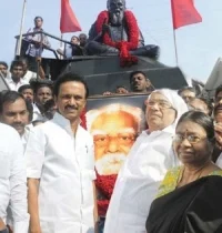 41–வது நினைவு நாள்: பெரியார் சிலைக்கு தலைவர்கள் மரியாதை!