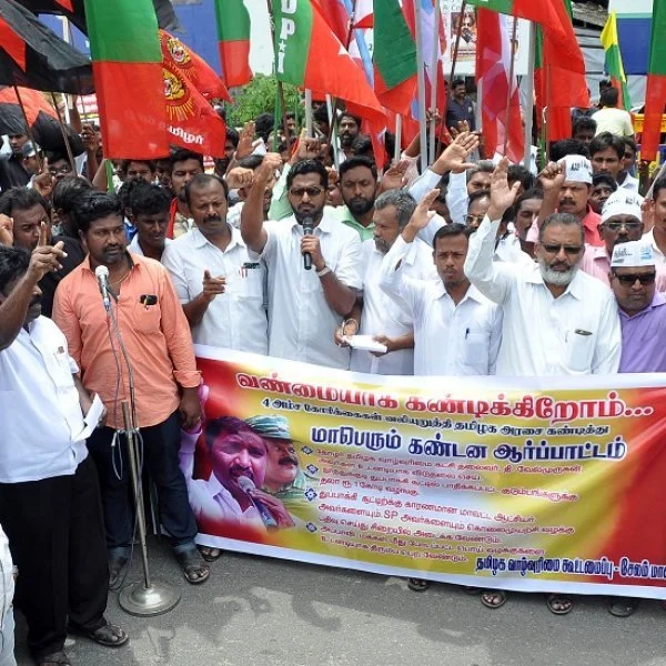 '17 வருஷம் வேலை; ரூ.3,200 சம்பளம்'- மனக்குமுறலில் துப்புரவுப் பணியாளர்கள்