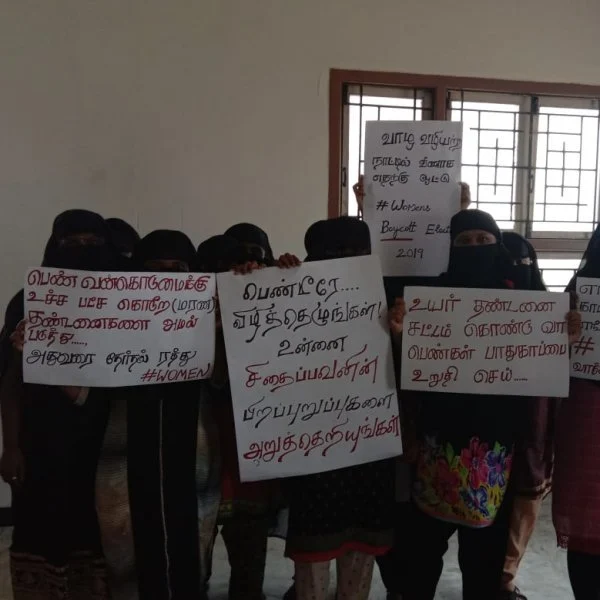 `எங்கள் ஓட்டு எங்களைக் காப்பாற்றாதபோது எங்களுக்கு எதற்கு தேர்தல்!'- கொந்தளித்த மாணவிகள்