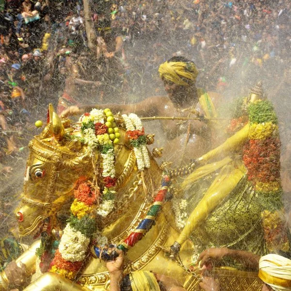 பச்சை பட்டு உடுத்தி வைகை ஆற்றில் இறங்கிய கள்ளழகர்... மதுரையில் கோலாகலம்! படங்கள்: ஈ.ஜெ.நந்தகுமார், வி.சதிஷ்குமார்