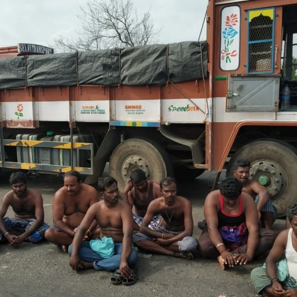 `போலீஸ் கெடுபிடி;லாரிகள் பறிமுதல்' - ஓட்டுநர்கள் உண்ணாவிரத போராட்டம்!