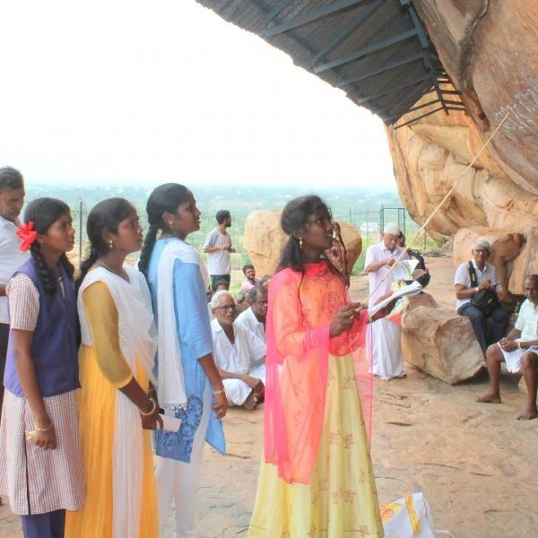 தமிழ் பிராமி கல்வெட்டுகளைப் படித்து அசத்திய அரசுப் பள்ளி மாணவிகள்!