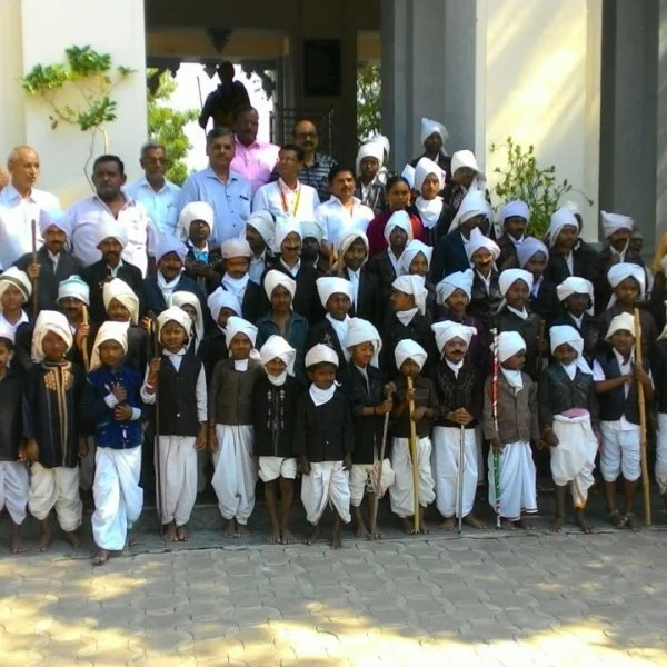கையில் ஊன்றுகோல்; தலையில் தலைப்பாகை!- பாரதியார் வேடமணிந்த மாணவர்கள்