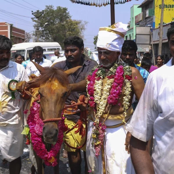 பவானி செல்லியாண்டி அம்மன் கோயில் திருவிழா - விநோதமான சேற்றுப் பண்டிகை கோலாகலம்!