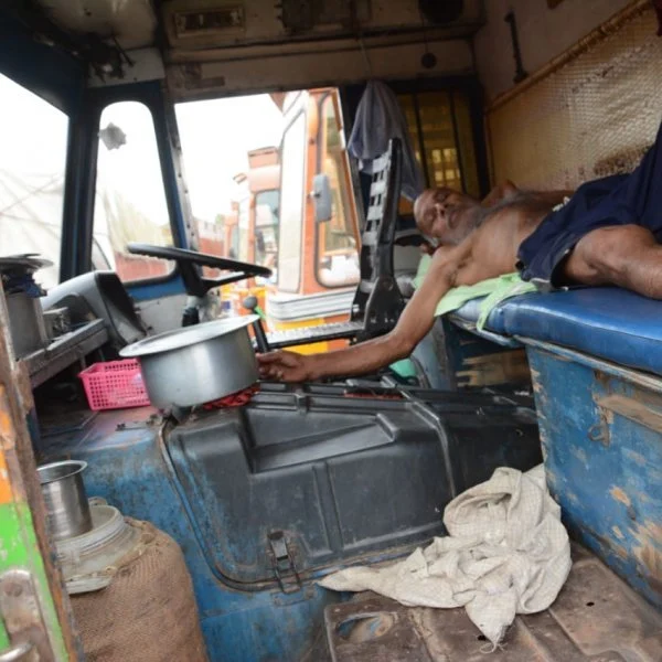 நெடுஞ்சாலைகளில் நிற்கும் லாரிகள்... கொள்ளை, வழிப்பறி பீதியில் டிரைவர்கள்...! #LorryStrike