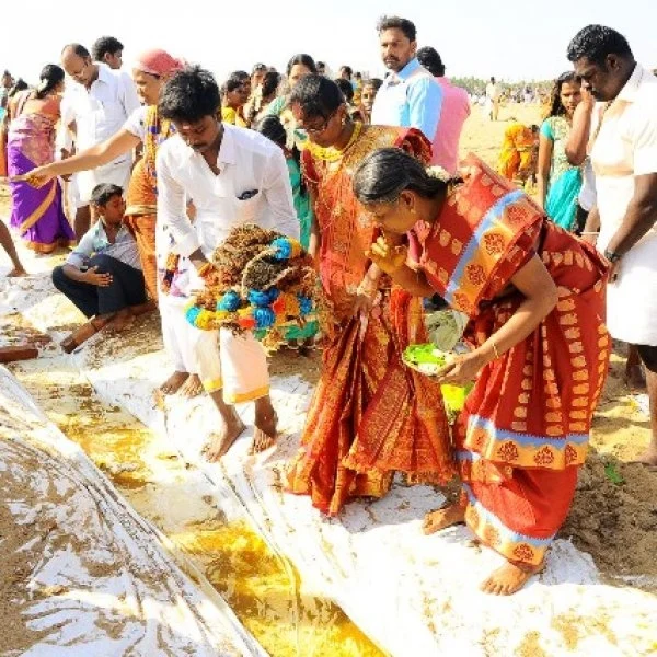 வறண்ட காவிரியில் ஆடிப்பெருக்கு.. வருத்தத்துடன் திரும்பிய பொதுமக்கள்!