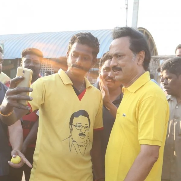 டி-ஷர்ட்டில் அழகிரி படம்! - மதுரை வாலிபருடன் செல்ஃபி எடுத்த மு.க.ஸ்டாலின்