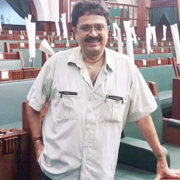 பாடாய்ப்படுத்திய ஃபேக் ஐடி...! - போலீஸ் உதவியை நாடிய எஸ்.வி.சேகர்