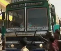 லாரி மோதி மாணவி பலி: டிரைவரை ஓட ஓட விரட்டி அடித்து உதைத்த மாணவர்கள் ( படங்கள்)