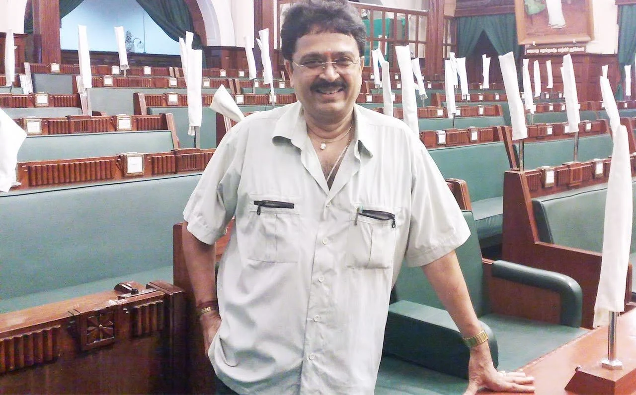 பாடாய்ப்படுத்திய ஃபேக் ஐடி...! - போலீஸ் உதவியை நாடிய எஸ்.வி.சேகர்
