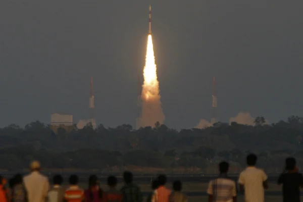 ஒரே ராக்கெட்டில் 104 செயற்கை கோள்களை ஏவும் இஸ்ரோ!