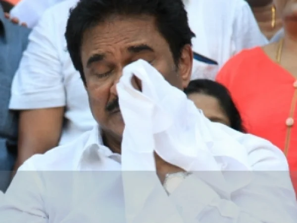 `எம்.பியைக் காணல; வெள்ளை வேட்டி, சட்டை அணிந்திருந்தார்!’ - போலீஸில் மனு கொடுத்த திருச்சி மக்கள்