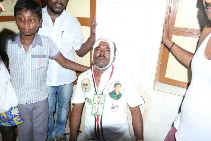 கல்வீச்சு, மண்டை உடைப்பு, சாலை மறியல் - ஆர்.கே.நகரில் பதற்றம்!