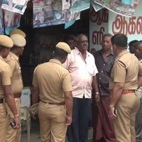 வருமான வரித்துறை அதிகாரிகள் போல நடித்து கொள்ளை: 4 பேர் கைது
