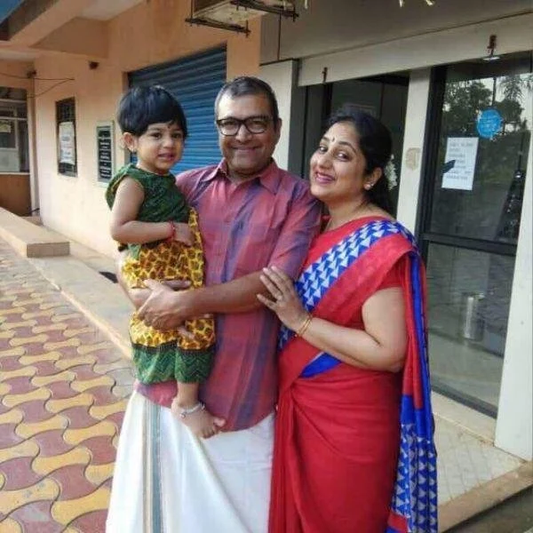 குடும்பத்துடன் காயத்ரி