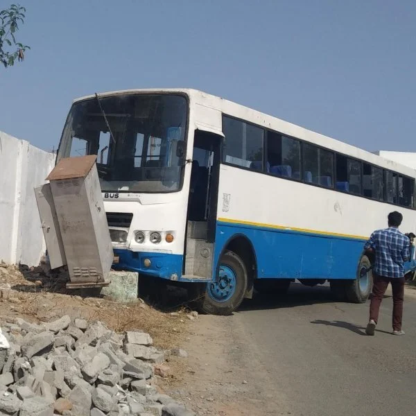 `அழுத்தினோம்; ஸ்டார்ட்டாகிவிட்டது' - பஸ்ஸுக்குள் சிக்கிய சிறுவர்கள் அலறல்