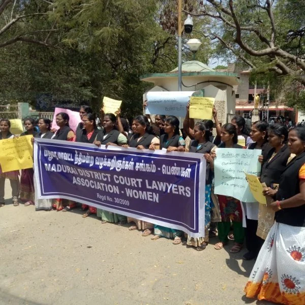 `பொள்ளாச்சி வழக்கில் யாரும் ஆஜராக வேண்டாம்! - ஆர்ப்பாட்டத்தில் பெண் வழக்கறிஞர்கள்