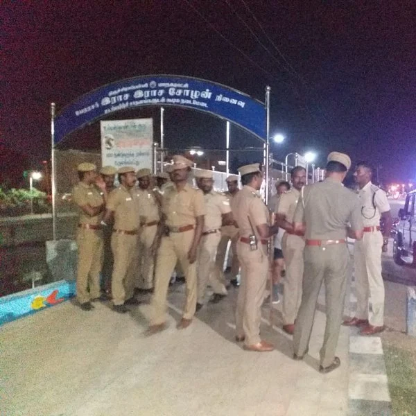 பொள்ளாச்சி சம்பவத்துக்கு நீதிகேட்டு திருச்சியில் திரண்ட இளைஞர்கள்! - சமாதானம் பேசிய போலீஸ்