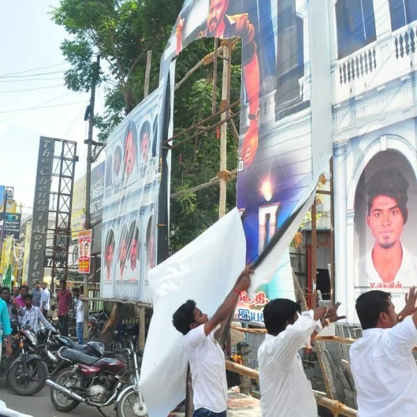 `காட்சியை ரத்து செய்தாலே வெளியேறுவோம்' - போலீஸுடன் வாக்குவாதம் செய்த அ.தி.மு.க-வினர்!